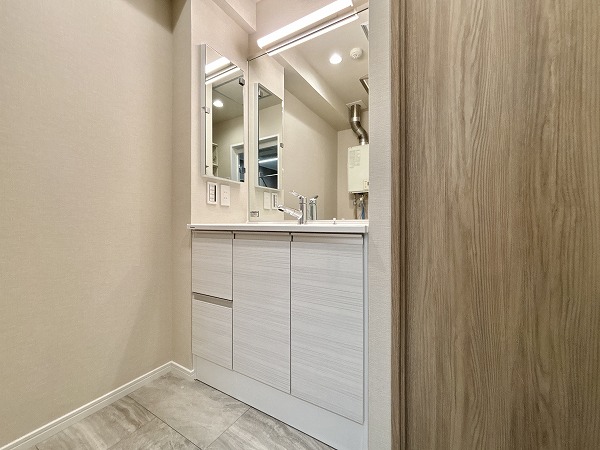 南青山ユニハイツ_清潔感のあるパウダールームの写真