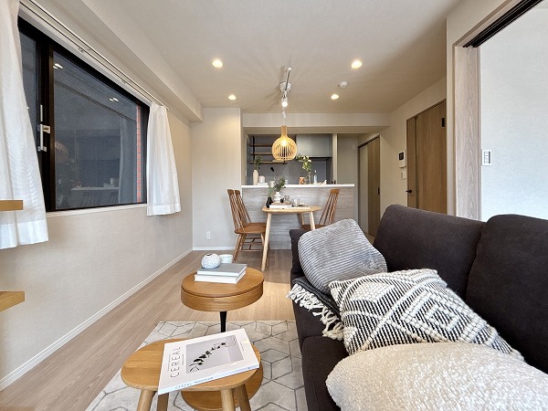 南青山ユニハイツ_南向きのリビングダイニングキッチンの写真