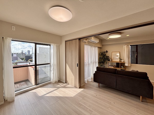 南青山ユニハイツ_日当たり良好な洋室の写真