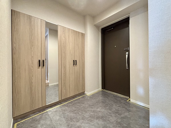 南青山ユニハイツ_広々とした玄関廊下の写真