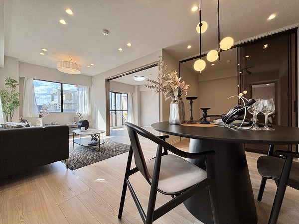 南青山ユニハイツ_風通しの良いリビングダイニングキッチンの写真