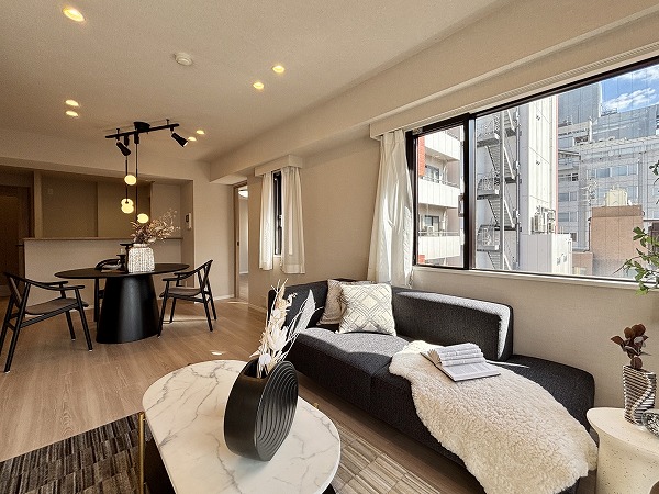 南青山ユニハイツ_広々としたリビングダイニングキッチンの写真