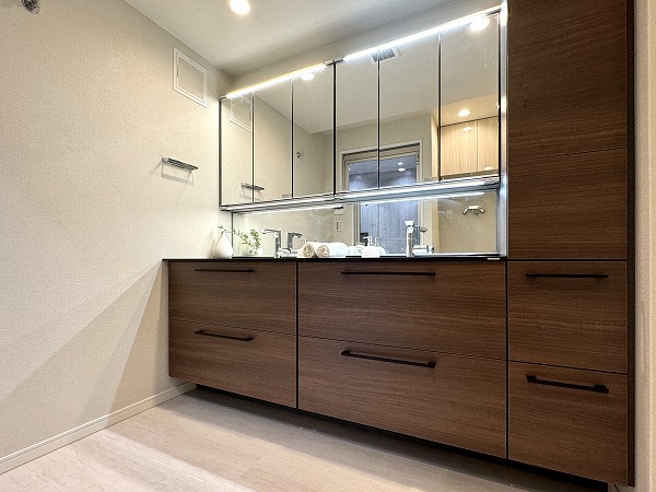 カテリーナ三田タワースイート_洗面化粧台の写真