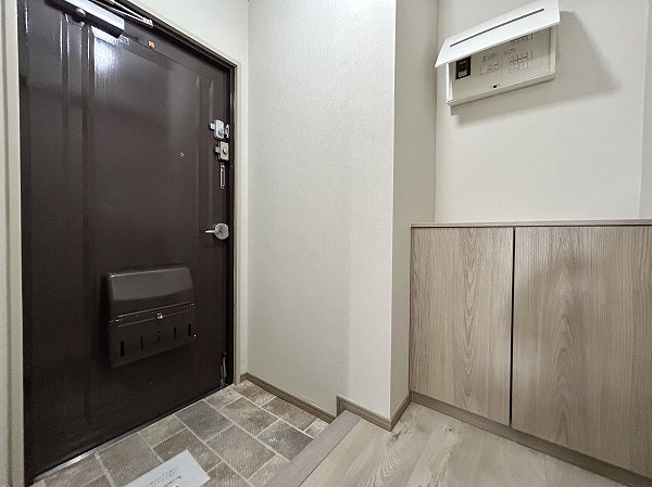 ライオンズマンション大森本町_落ち着いた色合いの玄関の写真