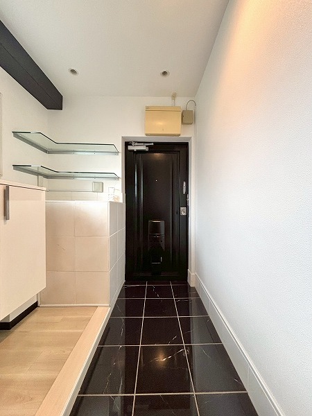 東中野コーポ_ブラックタイルデザインの玄関の写真2