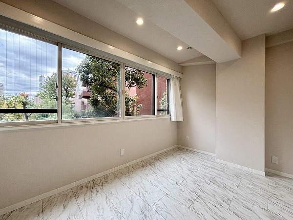 スカイプラザ赤坂_開放感のある洋室の写真