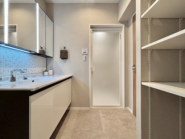 THE TOKYO TOWERS MID TOWER（ザトーキョータワーズミッドタワー）_清潔感のあるパウダールームの写真