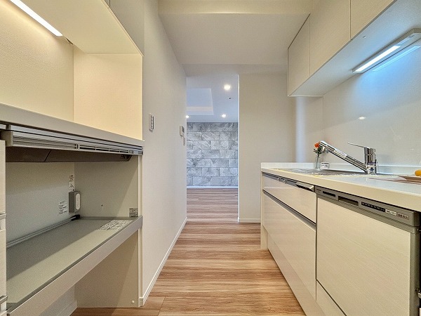 THE TOKYO TOWERS MID TOWER（ザトーキョータワーズミッドタワー）_収納豊富なキッチンの写真