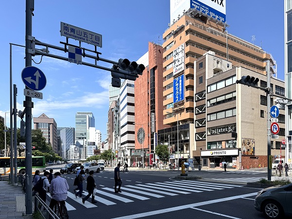 表参道駅前の街並み