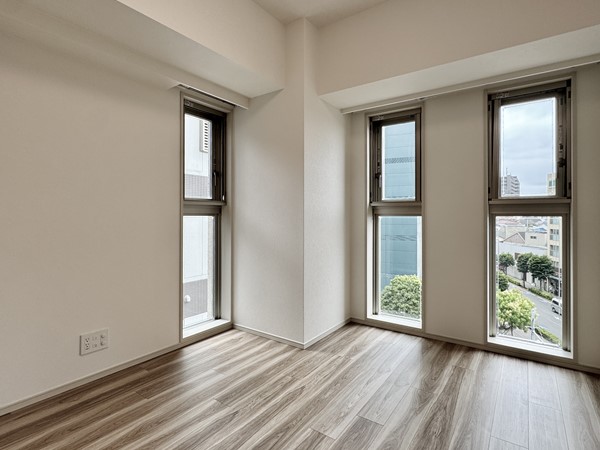 クレヴィアタワー大井町 THE RESIDENCE_二面採光の洋室の写真