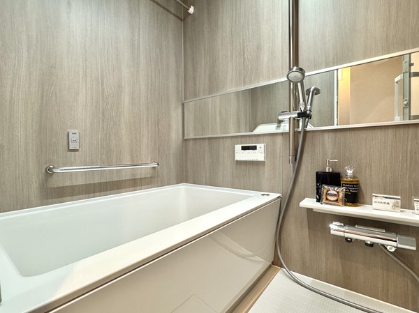 ライオンズプラザ武蔵小山_木目調のユニットバスの写真