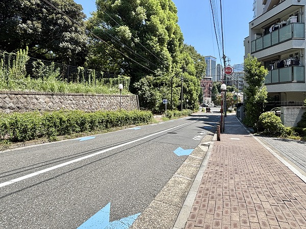 マンション前の道