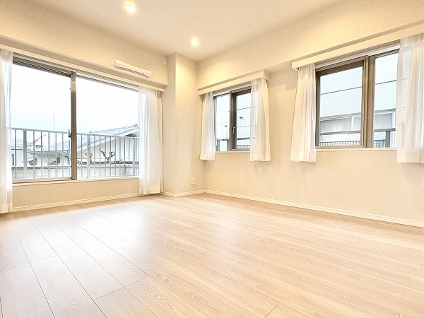 幡ヶ谷ハイムグランシス_窓が大きいリビングダイニングキッチンの写真