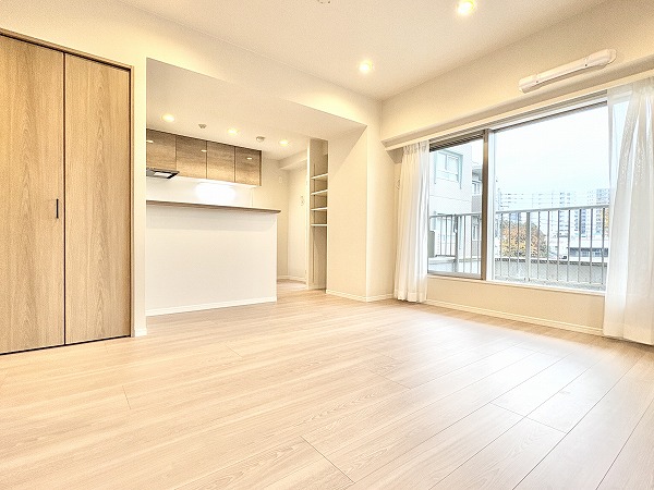 幡ヶ谷ハイムグランシス_木目調のリビングダイニングキッチンの写真