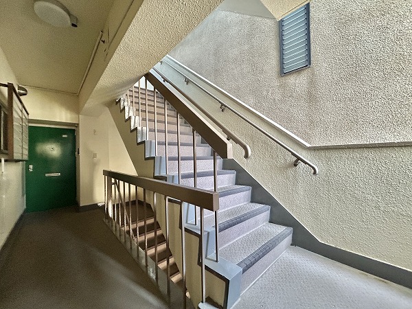 三洋マンション　外階段