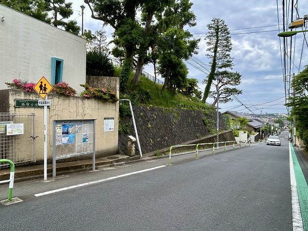 狐塚古墳緑地 周辺の坂道