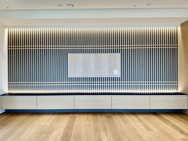 グランスイート虎ノ門_ダイナミックなテレビボードの写真