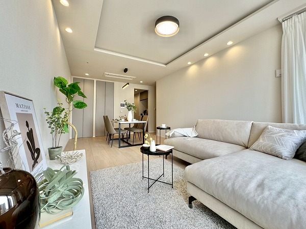 パークコート虎ノ門愛宕タワー_木目調のリビングダイニングキッチンの写真