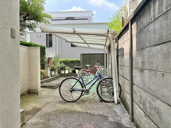 目黒コーポビアネーズ　自転車置き場