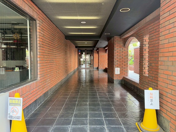 ライオンズマンション上北沢　アプローチ
