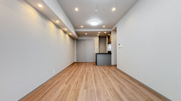 クロスエアタワー_木目フローリングのリビングダイニングキッチンの写真1