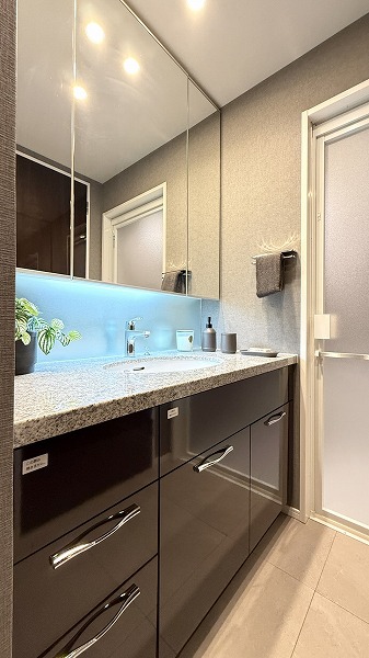 ザ・パークハウス晴海タワーズ クロノレジデンス_3面鏡の洗面化粧台の写真