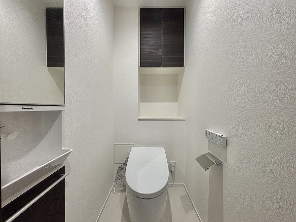 ザ・ガーデンテラス目黒_モノトーンでまとめられたトイレの写真