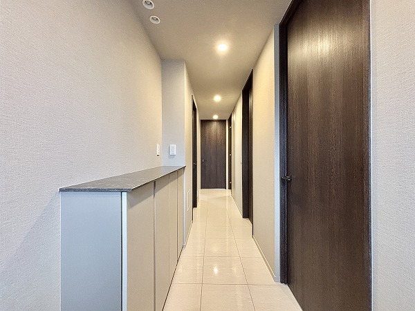 アトラス青山レジデンシャル_清潔感のある玄関の写真