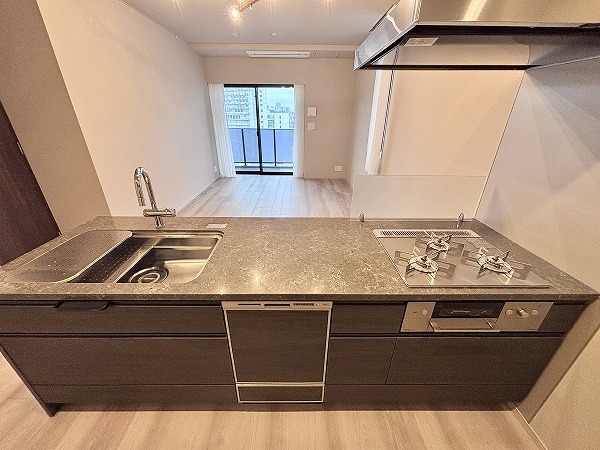 アトラス青山レジデンシャル_対面式キッチンの写真