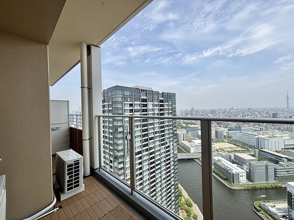ザ・豊洲タワー（THE TOYOSU TOWER）_広々としたバルコニーの写真