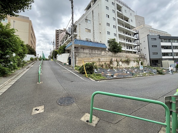 マンション前の坂道