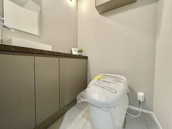ドミール五番町_手洗い場付きのトイレ