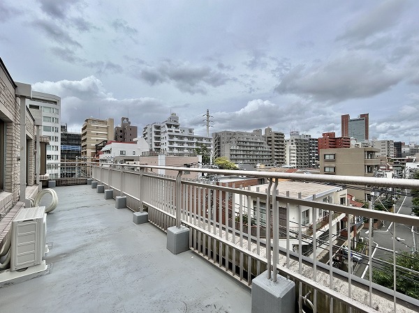 三軒茶屋パークマンション_開放的なバルコニーの写真