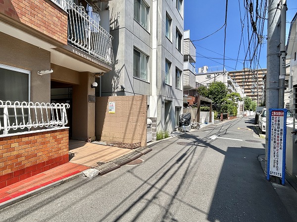 キャニオンマンション駒沢　エントランス前
