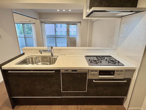 NK渋谷コータース_対面キッチンの写真