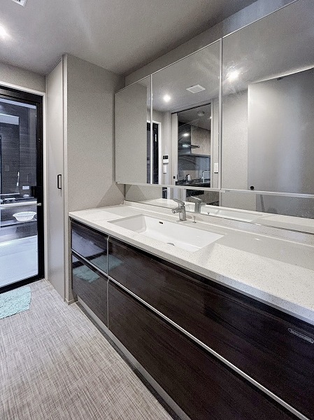 東京パークタワー_大きな洗面化粧台の写真