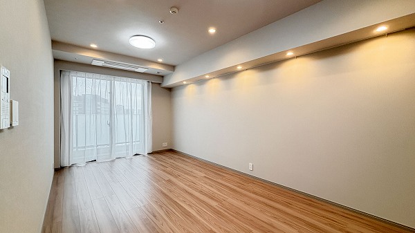 クロスエアタワー_ホワイト基調のリビングダイニングキッチンの写真