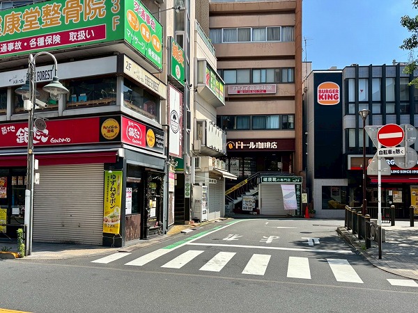 駅前の飲食店
