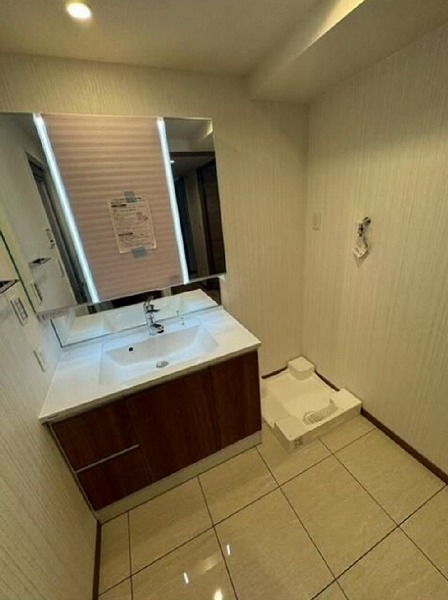 クレド用賀_3面鏡の洗面化粧台の写真