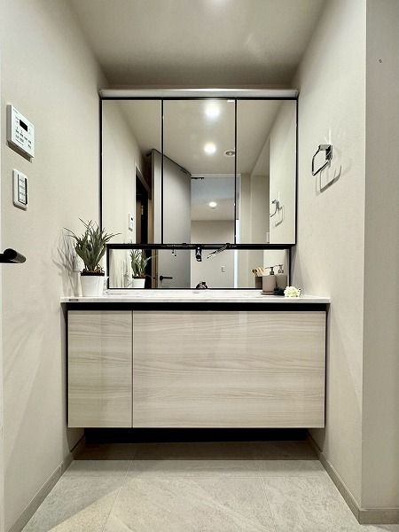 パークコート虎ノ門愛宕タワー_大きな洗面化粧台の写真