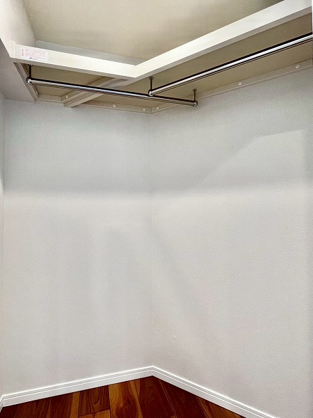 レグノ・セレーノ_広々とした洋室のクローゼットの写真