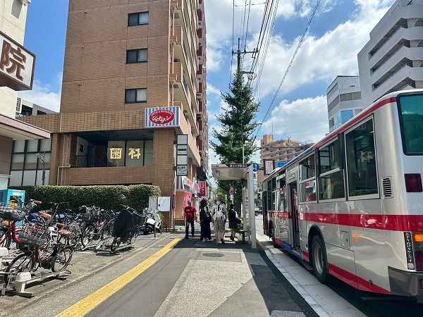 バス停、ジョナサン