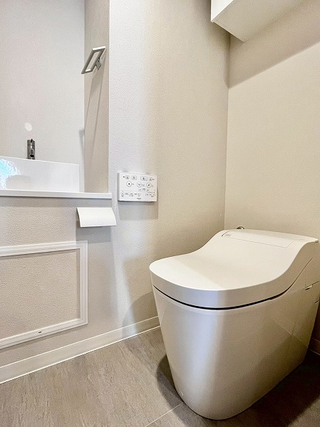 レグノ・セレーノ_ホワイト基調のトイレの写真