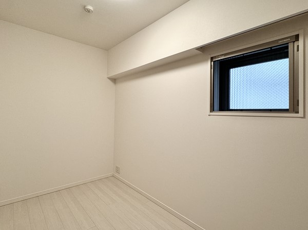 リビオ目黒リバーサウス_小窓のある洋室の写真