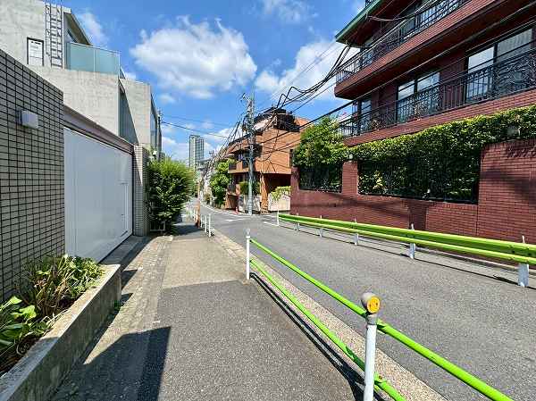 マンション周辺の道
