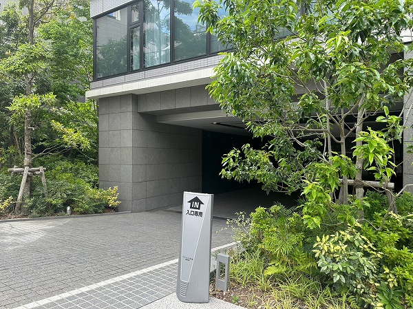 グランドヒルズ恵比寿_駐車場入口の写真