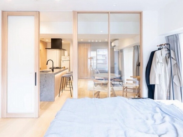 朝日広尾マンション_木目調の洋室の写真