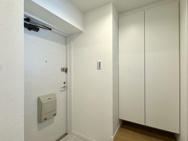 ユニーブル荏原_大きな収納が備わった玄関の写真
