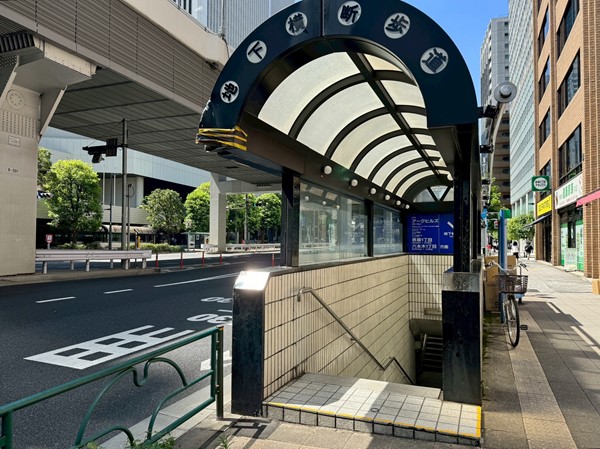 マンション周辺の地下歩道橋
