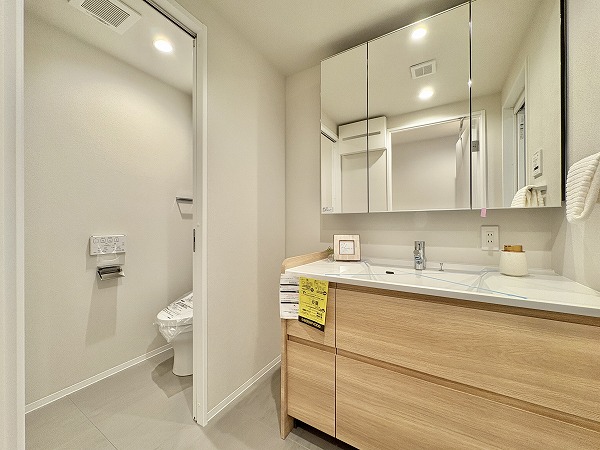 シーアイマンション大岡山_洗面化粧台とトイレの写真